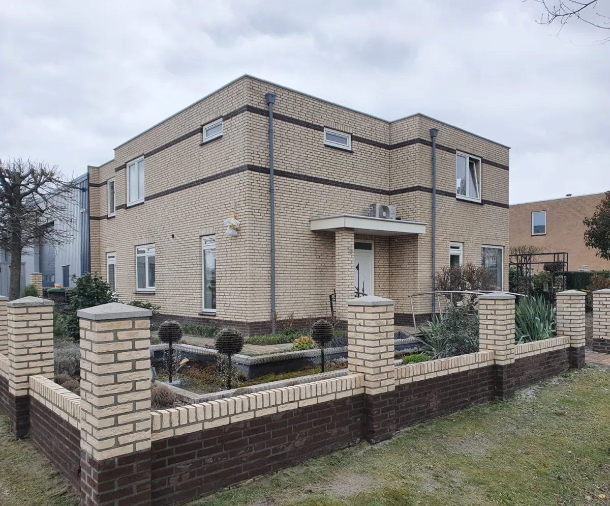 Volledig gerenoveerde gevel met nieuw voegwerk